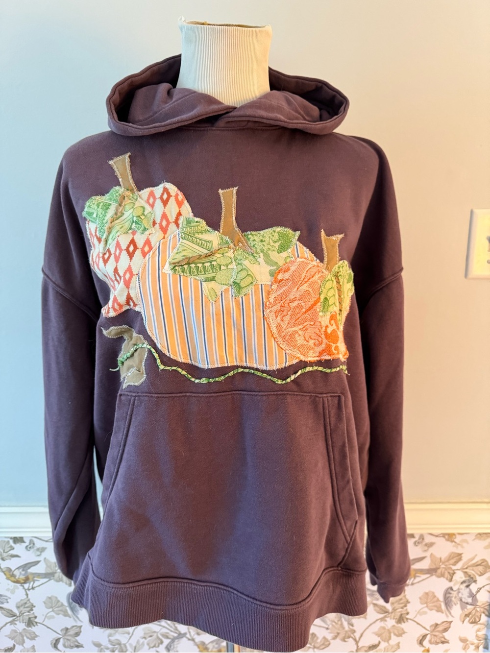 Cozy Dark Purple Hoodie with Appliqué Pumpkin Design. Med